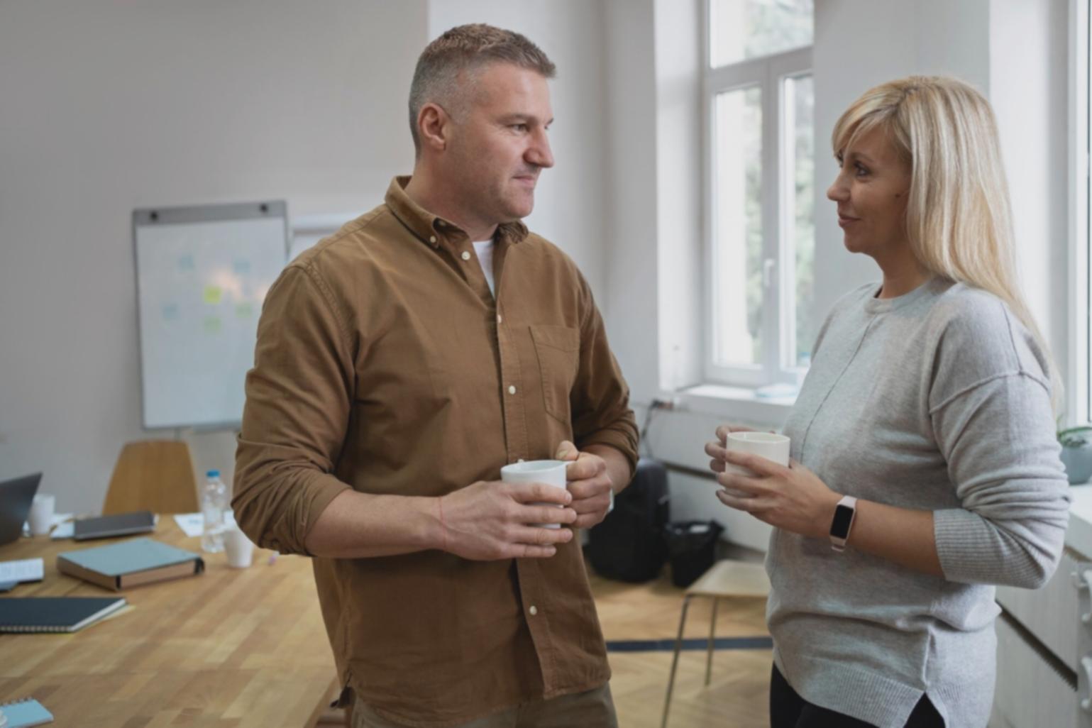 Geschäftsführer analysiert Cashflow-Berichte am Bildschirm